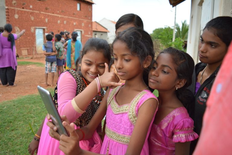 File:Learning to read with a tablet.jpg