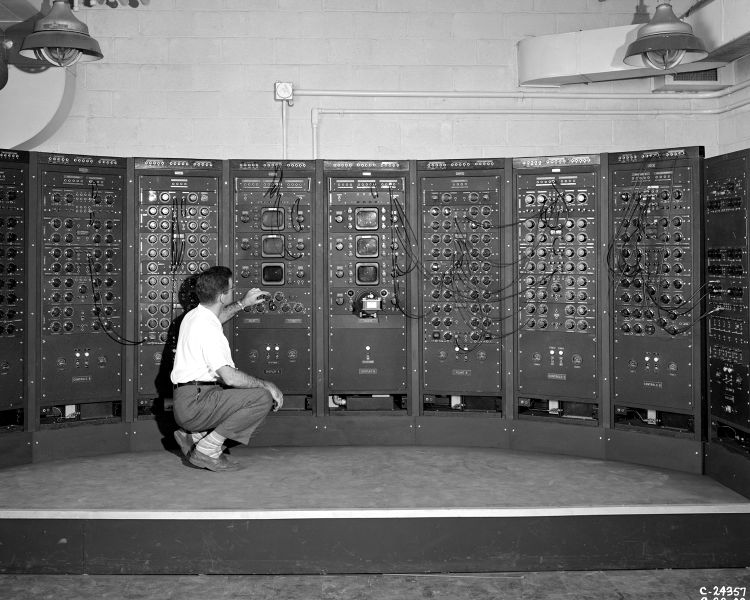 File:Analog Computing Machine GPN-2000-000354.jpg