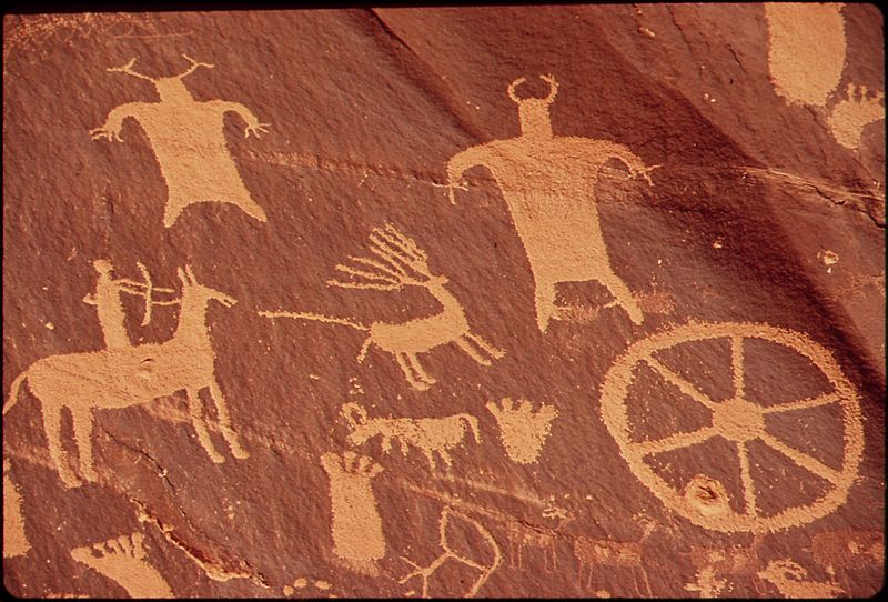 File:NEWSPAPER ROCK IS A LARGE CLIFF MURAL OF ANCIENT INDIAN PETROGLYPHS AND PICTOGRAPHS, REMARKABLE FOR THE CLARITY OF... - NARA - 545671.jpg